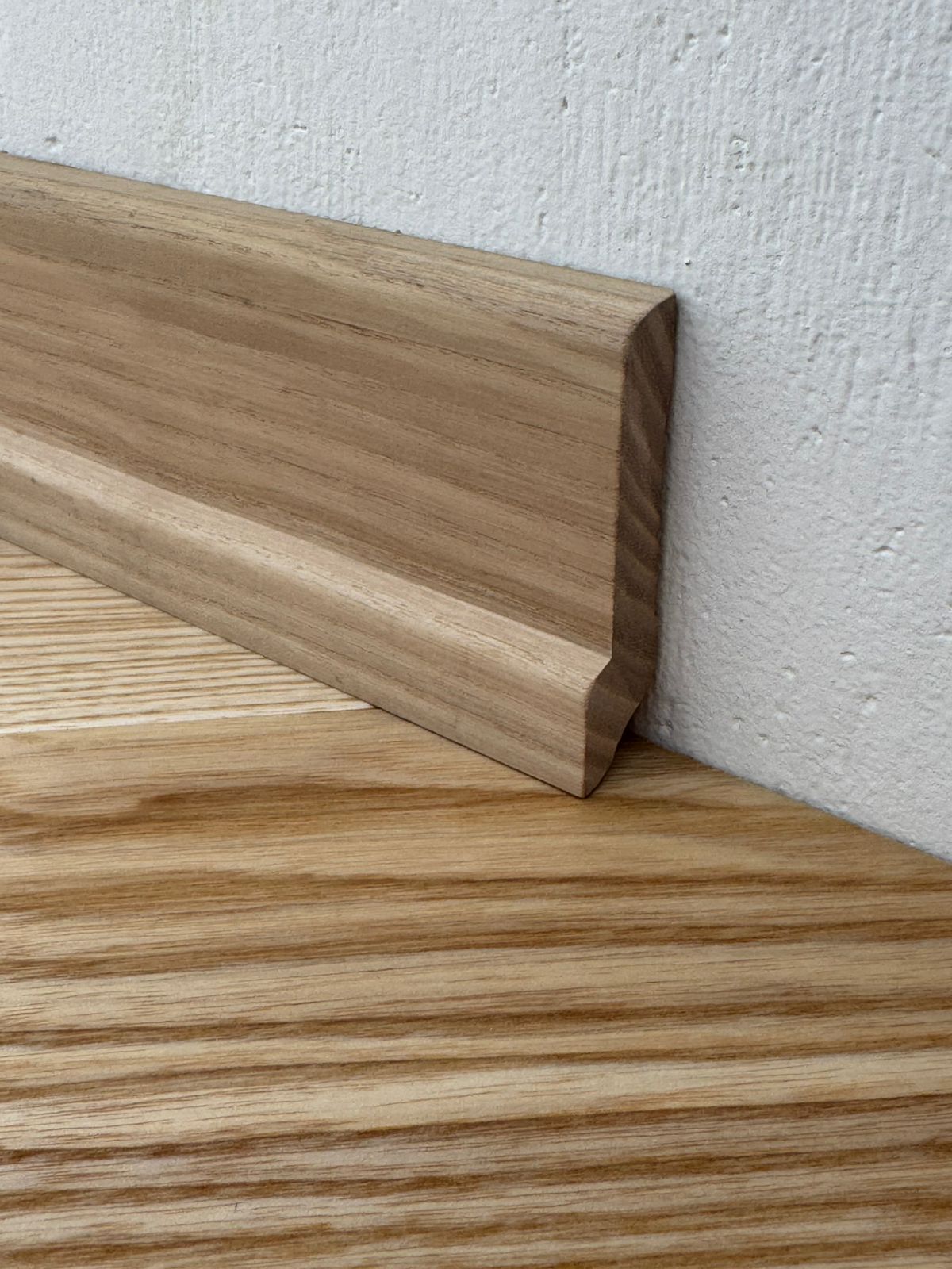 Плинтус массив Ясень помешанный сапожок без покрытия 75х17мм